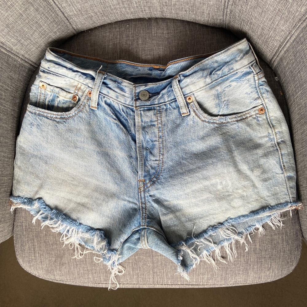 Levis 501 denim shorts size 25